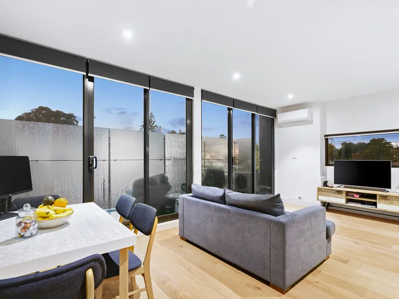 Easy access to Elwood, Brighton, and the Bay!