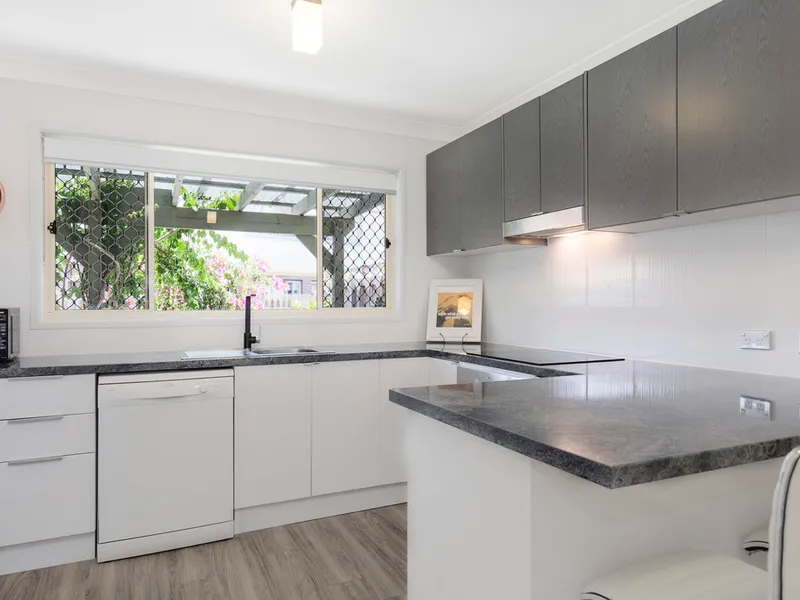 IMMACULATE TOWNHOUSE - CENTRAL THORNESIDE