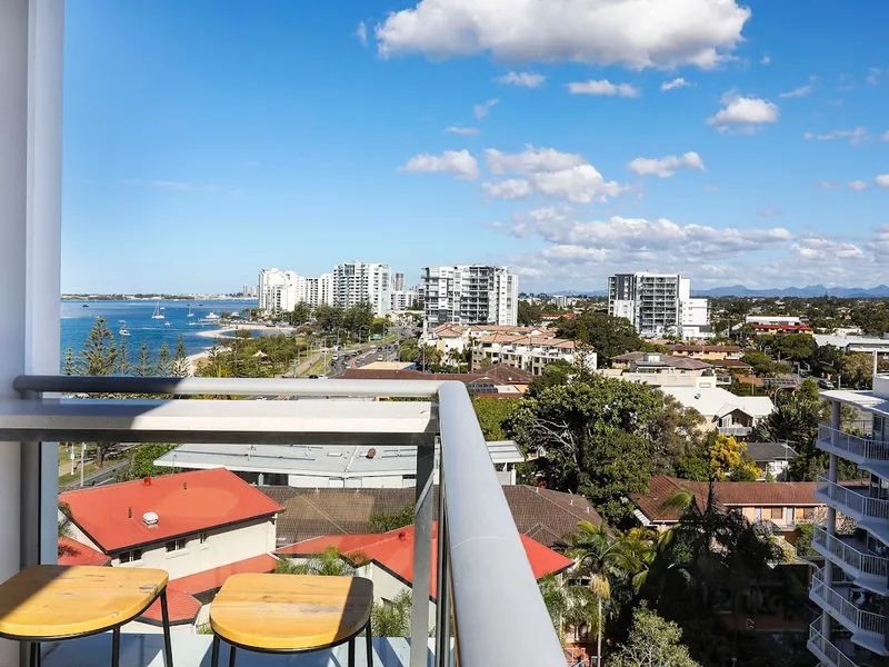 FANTASTIC TOP FLOOR APARTMENT WITH SWEEPING HINTERLAND VIEWS