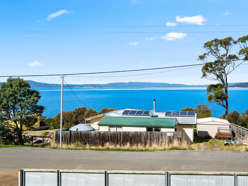 PANORMAIC WATER VIEWS- BRICK VENEER