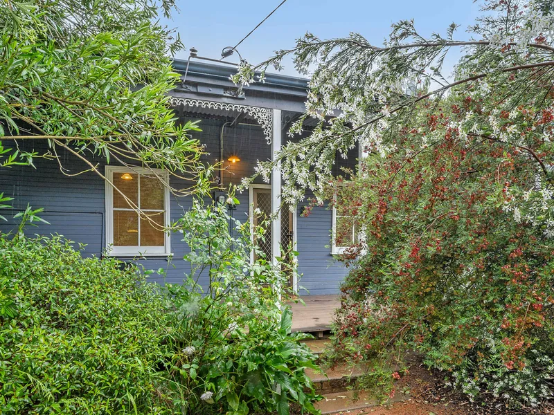 CHARMING CHARACTER COTTAGE - CENTRAL VILLAGE LOCATION