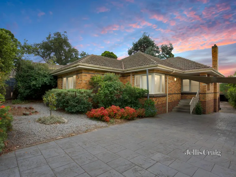 Dream location - walk to shops, train and more