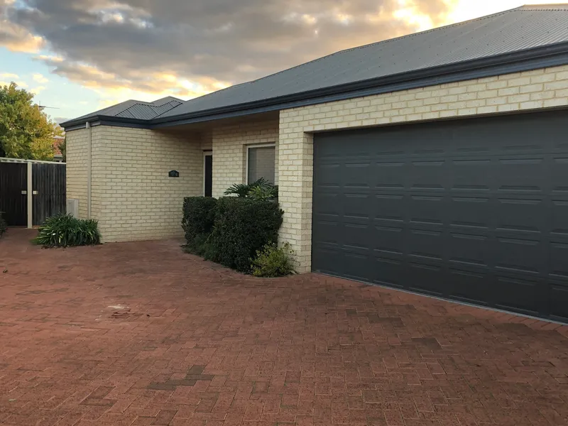 ** BREAK LEASE ** GORGEOUS LOW MAINTENANCE VILLA!