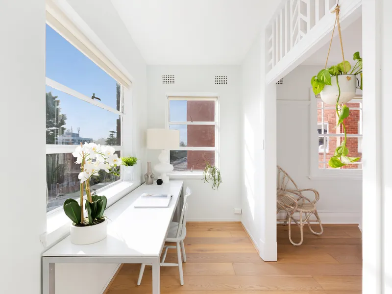 Fully renovated Art Deco apartment next to Manly Beach