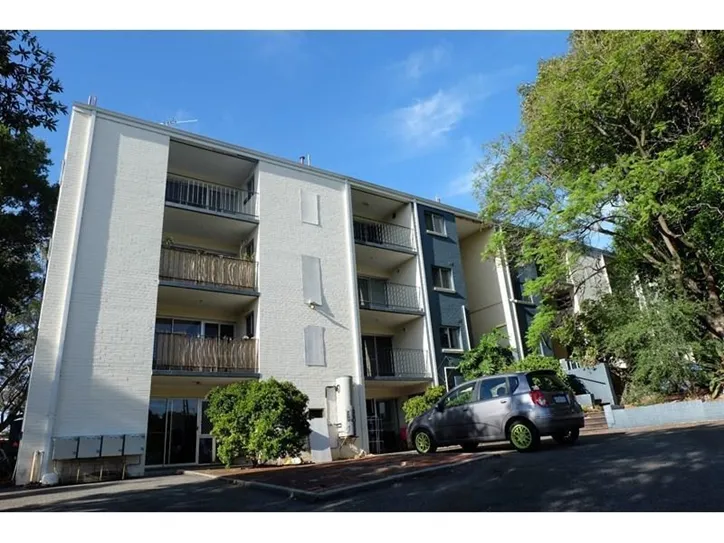 Large Unit In Top Location. Pets Allowed. Walk to Amenities. Viewing a Must!