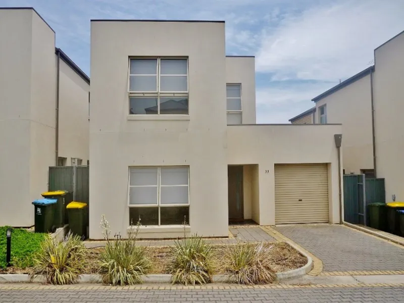 Stylish two storey townhouse, adjacent Prospect. 