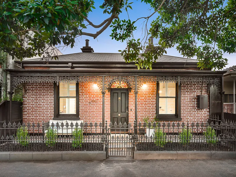 Luxurious Victorian, Leafy Locale