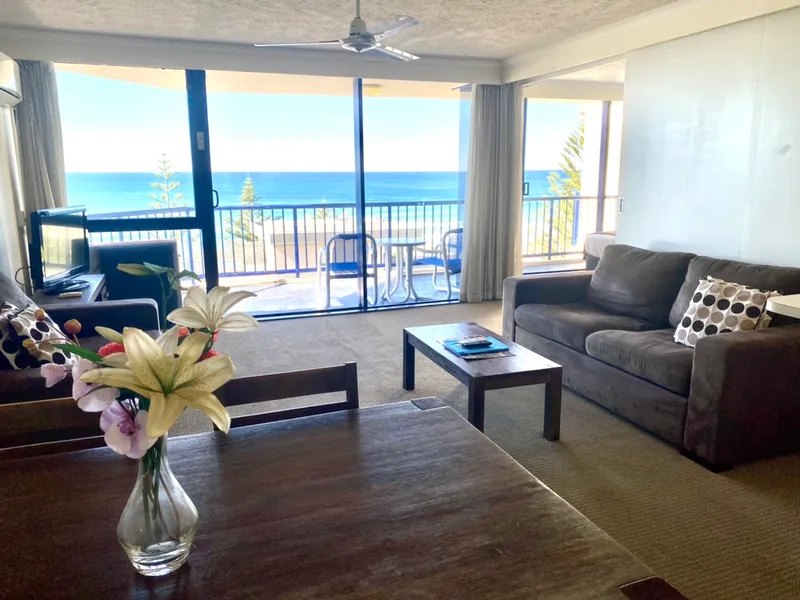 Fully Furnished Beachfront apartment in Surfers Paradise