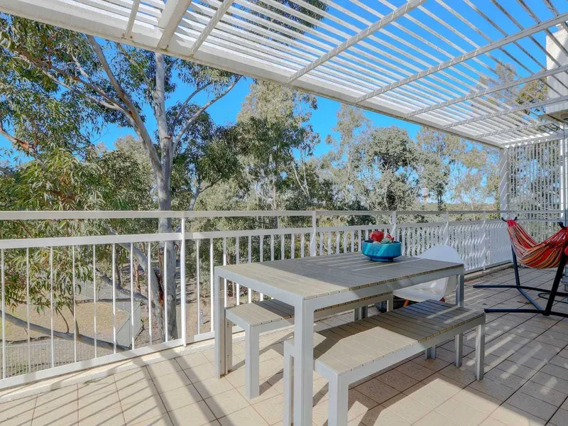 Stunning middle floor apartment