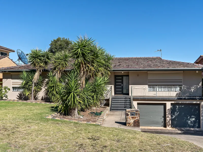 5 BEDROOM HOME IN THE LEAFY ROSTREVOR!