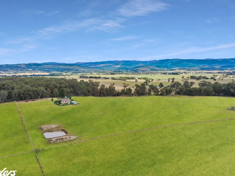 10 ACRES WITH VIEWS OF THE STRZELECKI RANGES