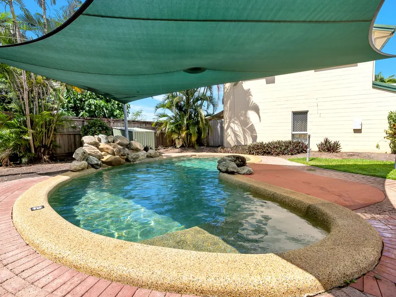 FRESHLY RENOVATED, SPACIOUS TOWNHOUSE, WITHIN WALKING DISTANCE TO SHOPS & AMENITIES