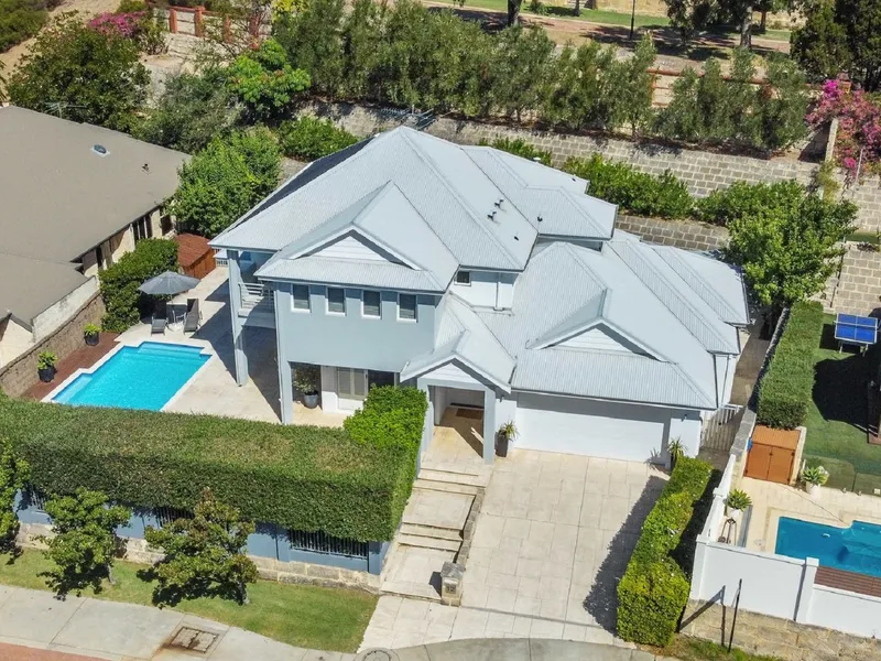 Luxurious family living in Mount Claremont!