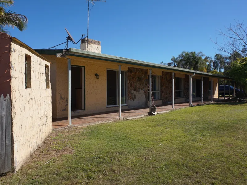 LIFESTYLE ACREAGE HOUSE PLUS A FLAT!