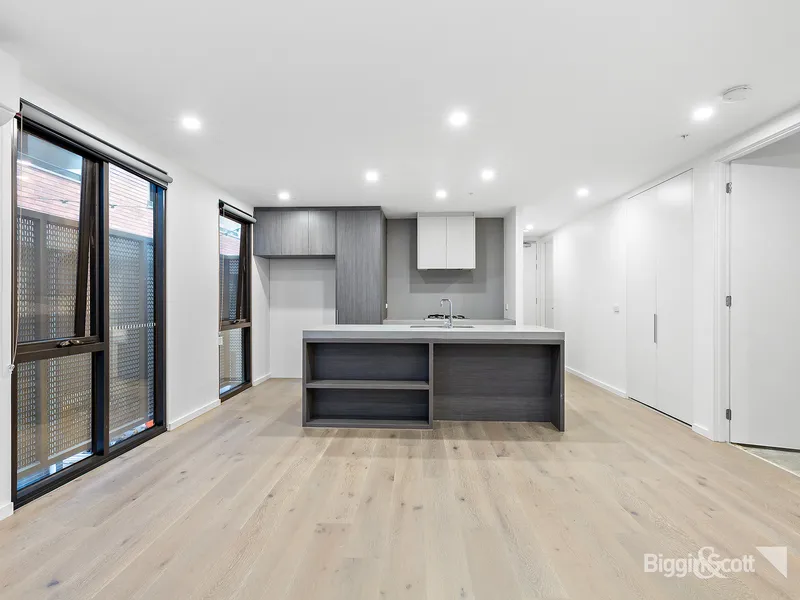 STUNNING 3 BEDROOM APARTMENT WITH ROOF TOP INFINITY POOL!!