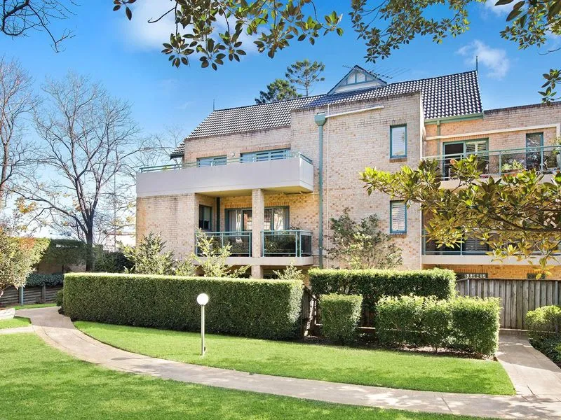 FULL BRICK - QUIET - PRIVATE LEAFY OUTLOOK - EASTSIDE 3 MINS LEVEL WALK STATION / SHOPS