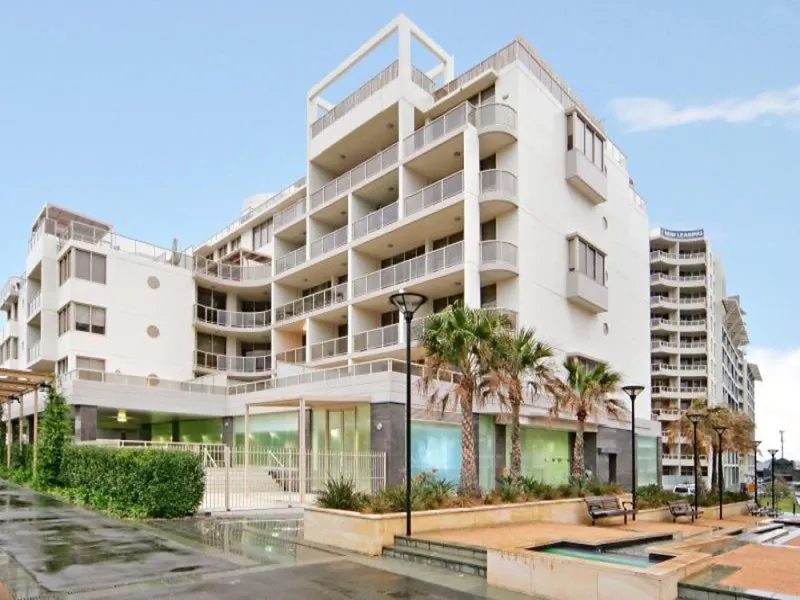 WELL PRESENTED 1 BEDROOM APARTMENT (Includes electrical appliances and white goods)