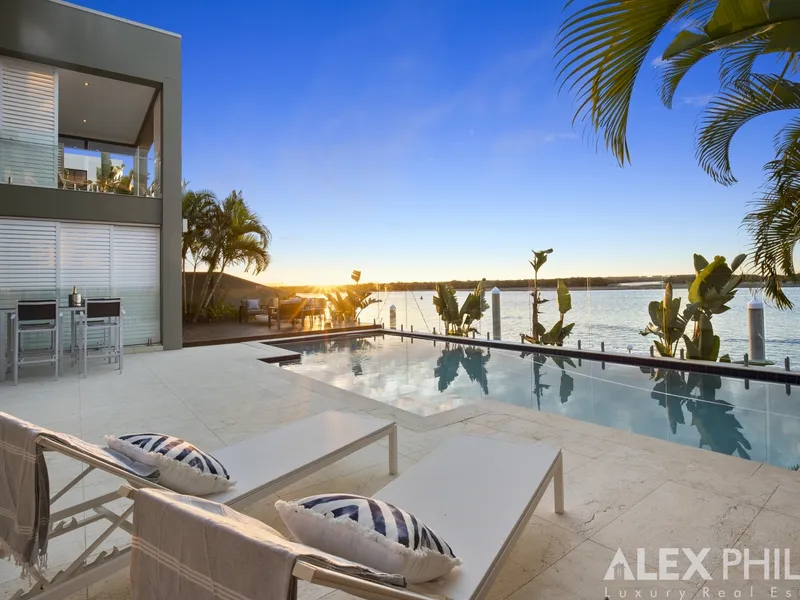 True North! Modern, no neighbours front and rear. Privacy + luxury.