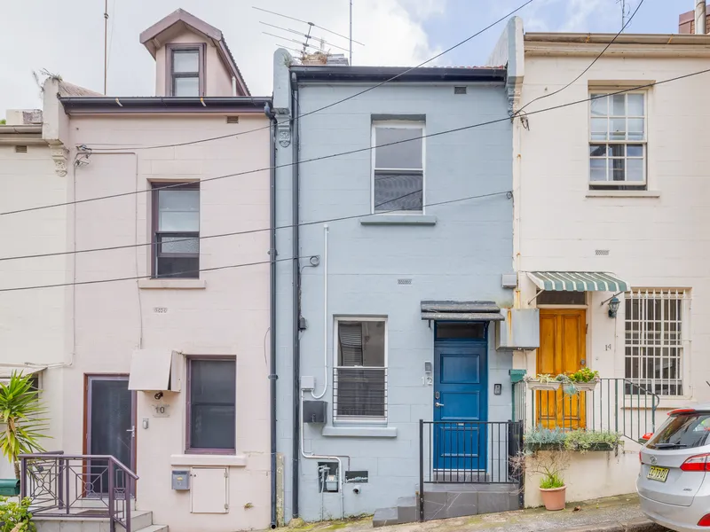 Park-side terrace / tastefully updated throughout