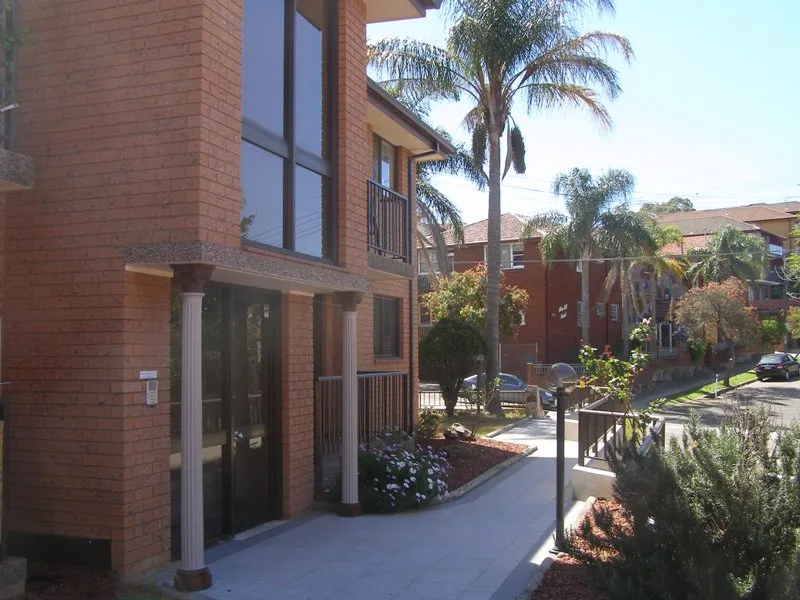 MODERN WELL MAINTAINED UNIT WITH REMOTE GARAGE