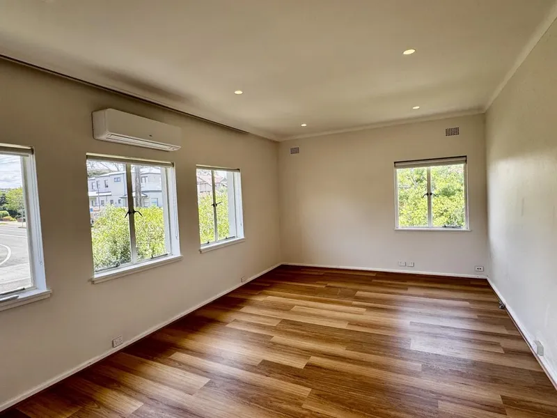 Newly Renovated 3BDR Top Floor Duplex, Sunny Nth Facing with AC