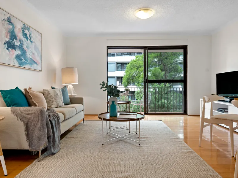 Spacious and close to shops!