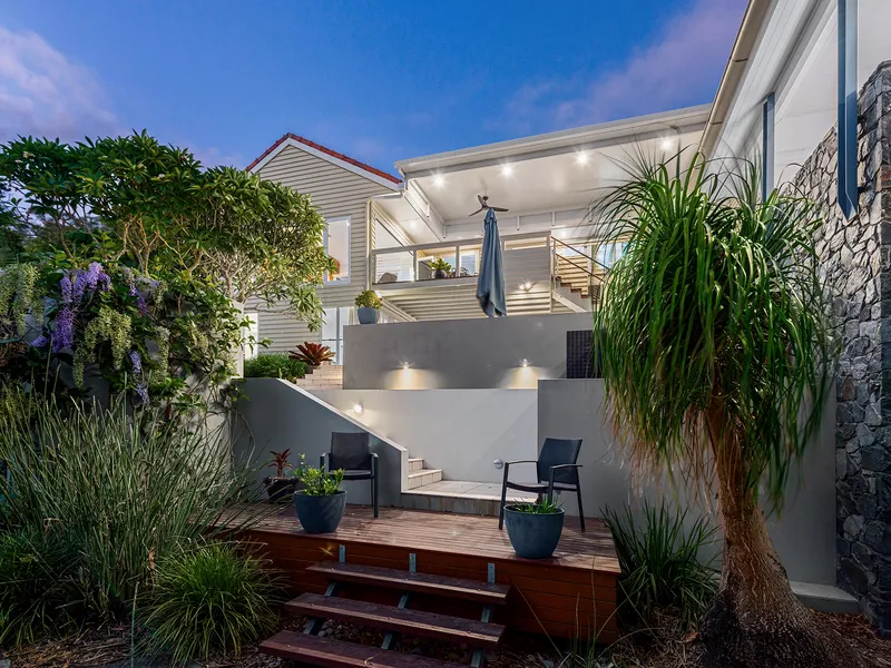 Stunning Entertainer with Spectacular Views on 2,274m2