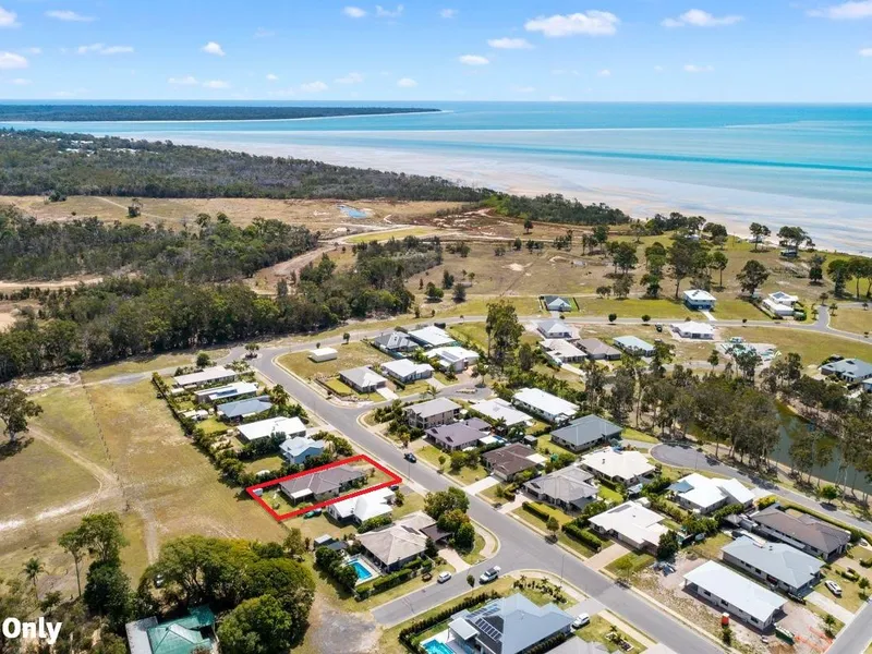 FANTASTIC VALUE! LARGE HOME IN PRIME POSITION! MINUTES WALK TO THE BEACH!