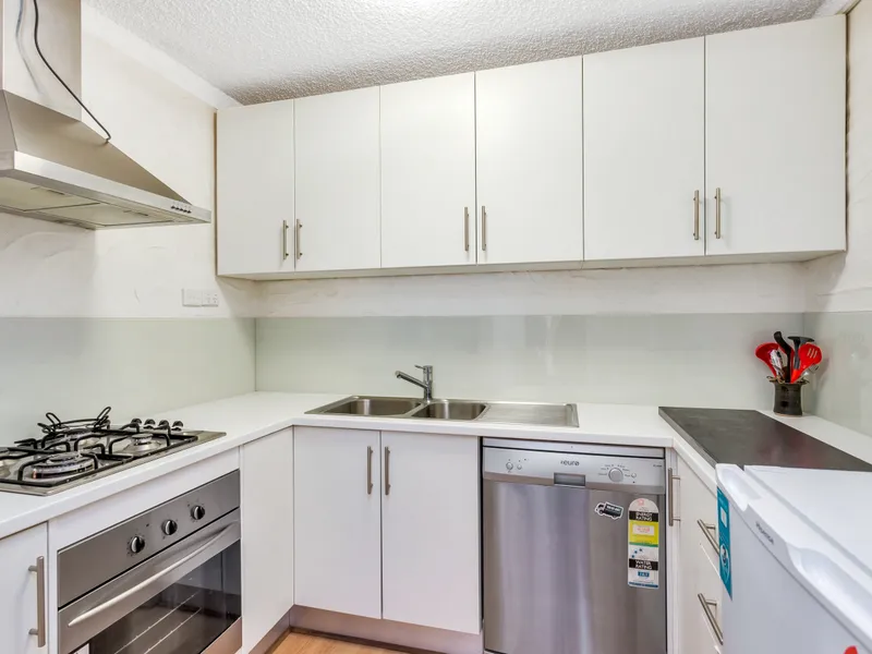 FULLY RENOVATED AND IN THE HEART OF GLENELG WITH JETTY RD ONLY 50 M AWAY!
