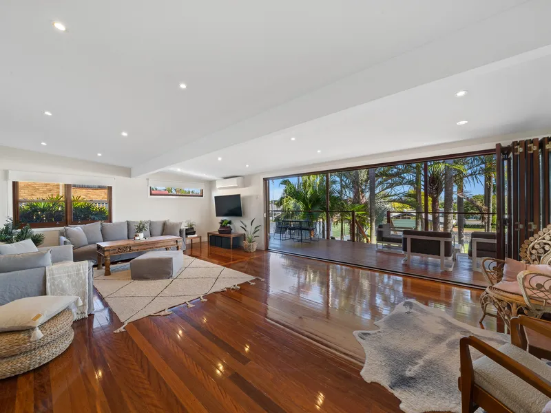 Renovated Queenslander on 830sqm