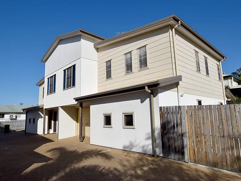 :: TWO STOREY TOWNHOUSE - EXCELLENT LOCATION