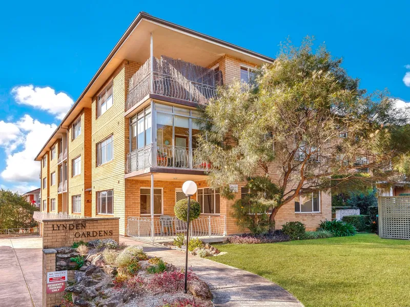 Short Stroll to Station and Shops - Situated at The Back of Complex