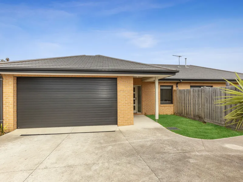 Contemporary Townhouse, Walk To Train Station