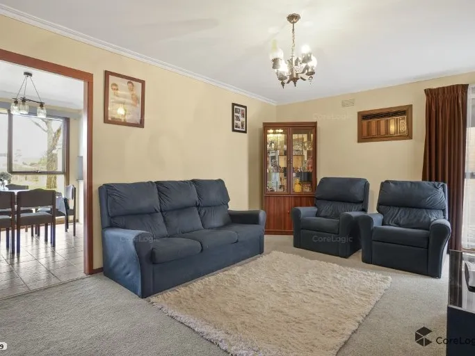 HOPPERS CROSSING - BEAUTIFUL, WARM & COMFORTABLE FAMILY HOME CLOSE TO SHOPS, SCHOOL & STATION - Short Term lease
