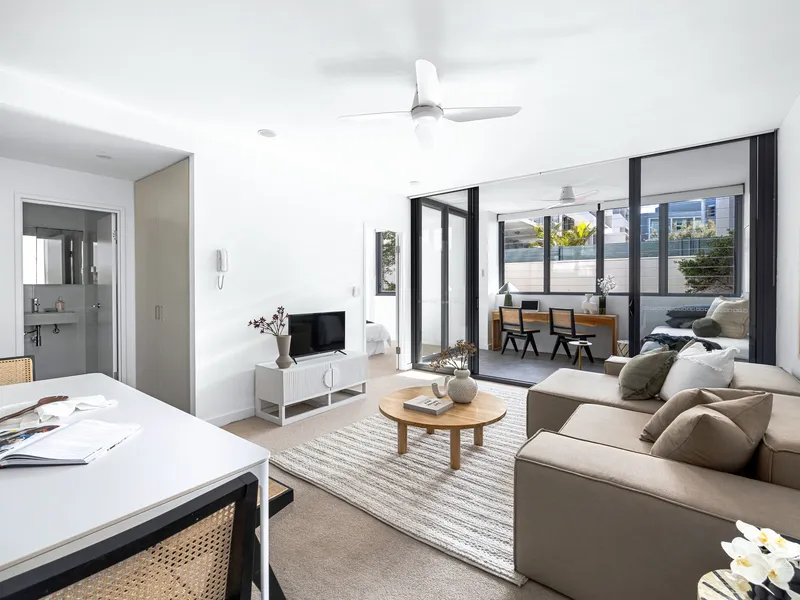Oversized One Bedroom Apartment Offering The Best Of Urban Beachside Convenience