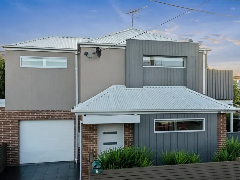 Modern townhouse in Newtown!