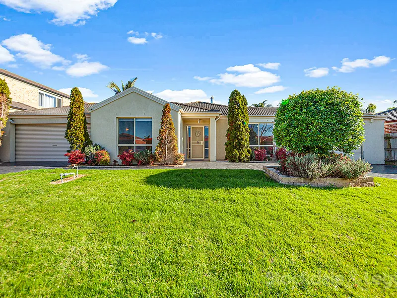 4 BEDROOMS IN COURT LOCATION- DUAL DRIVEWAYS WITH EXTENSIVE OFF STREET PARKING!!