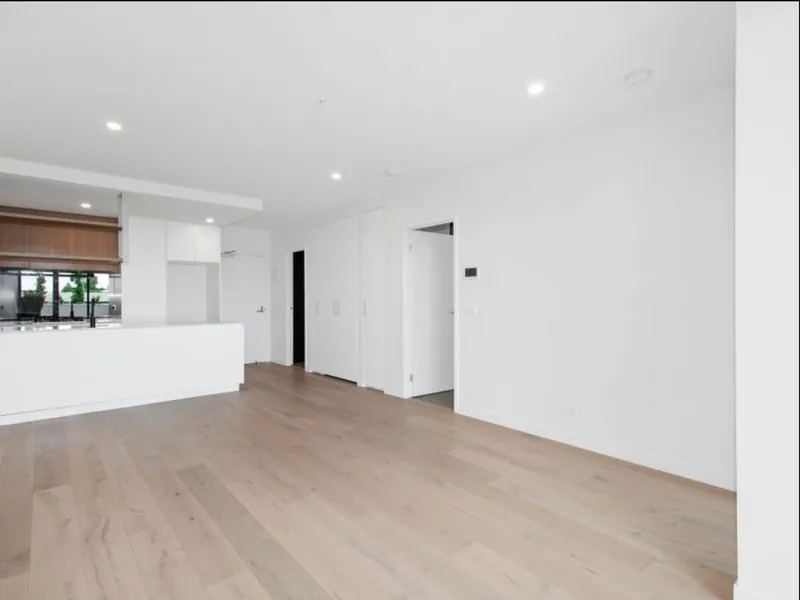 2 BEDROOM APARTMENT WITH LOTS OF NATURAL LIGHT