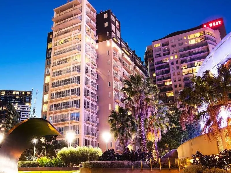 SPACIOUS SOUTHBANK COURTYARD APARTMENT