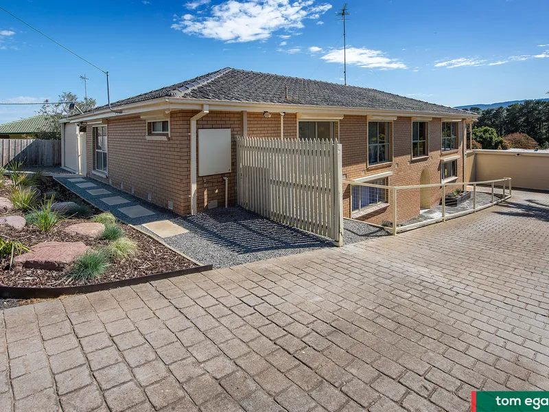 Five bedrooms. Two living areas. Land 1293m2.