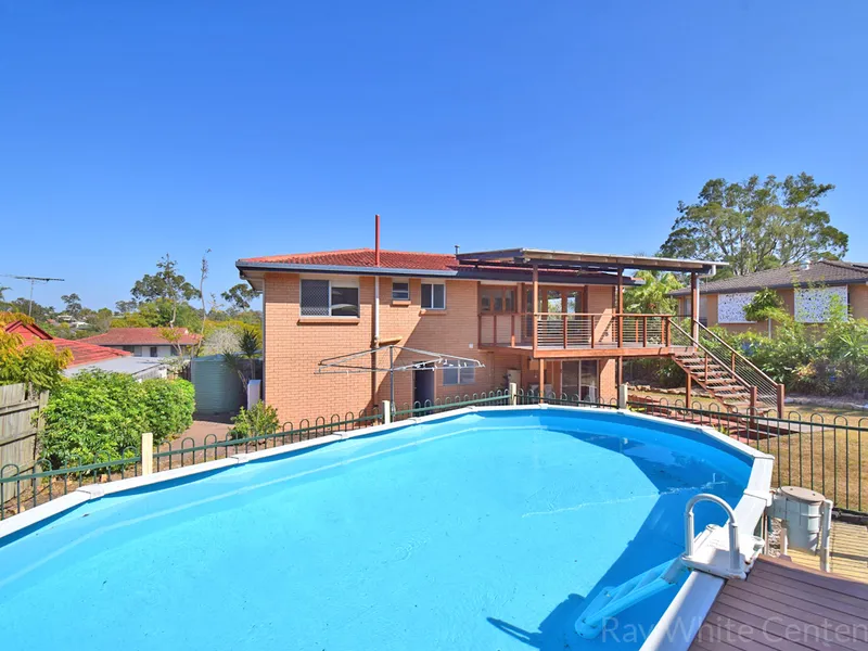ENTERTAINER'S DELIGHT - POOL. LARGE DECK.    OPTION OF DUEL LIVING