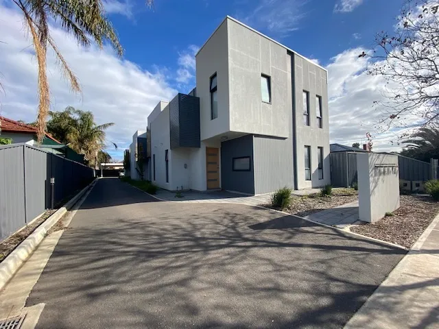 IMMACULATE PRIVATE & SECURE TOWNHOUSE!