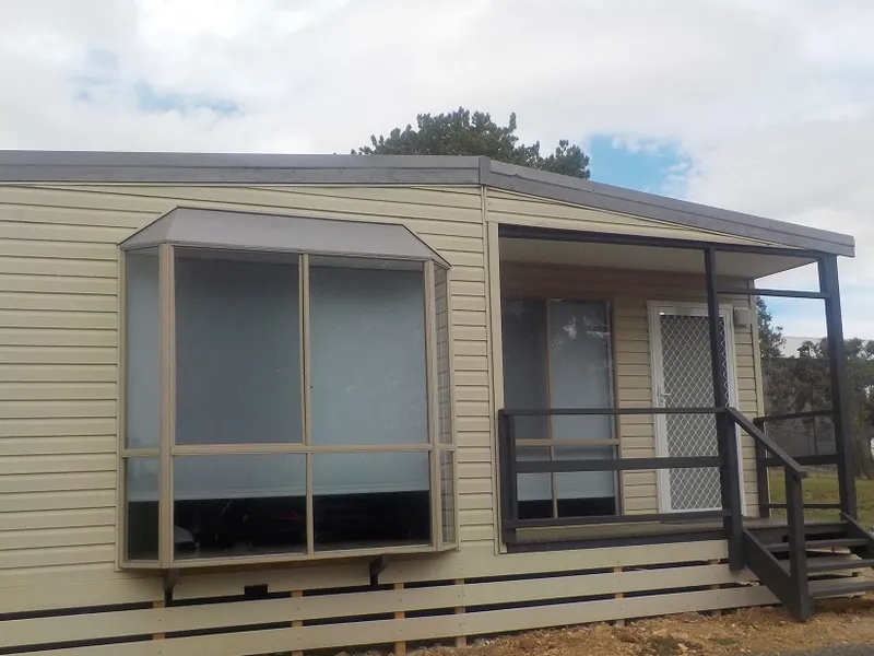 WORKERS CABINS We have a number of accommodation options from studio apartments, 2 bedroom cabins etc-Minimum term 2 weeks Please call 02 6280 6176.