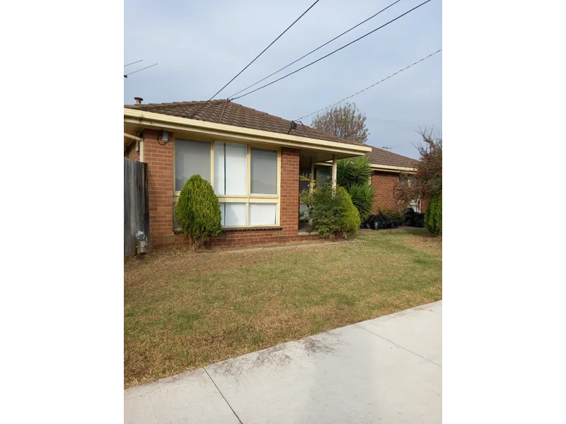 Family home displaying exhibiting warmth and finesse in the peaceful precinct of Hoppers Crossing close to all amenities!