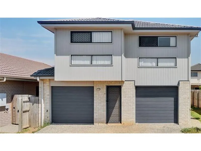 DUPLEX STYLE TOWNHOUSE - UNIT 2 IS ON THE LEFT SIDE, CUL DE SAC, POPULAR GRIFFIN LOCATION, CLOSE TO NORTH LAKES & TRAIN