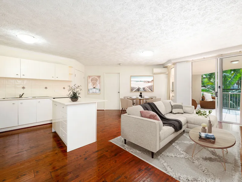 Stylishly Renovated, city-fringe apartment with Oasis views