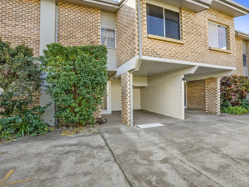 2 Bedroom Townhouse in Prime Location Close to the Broadwater