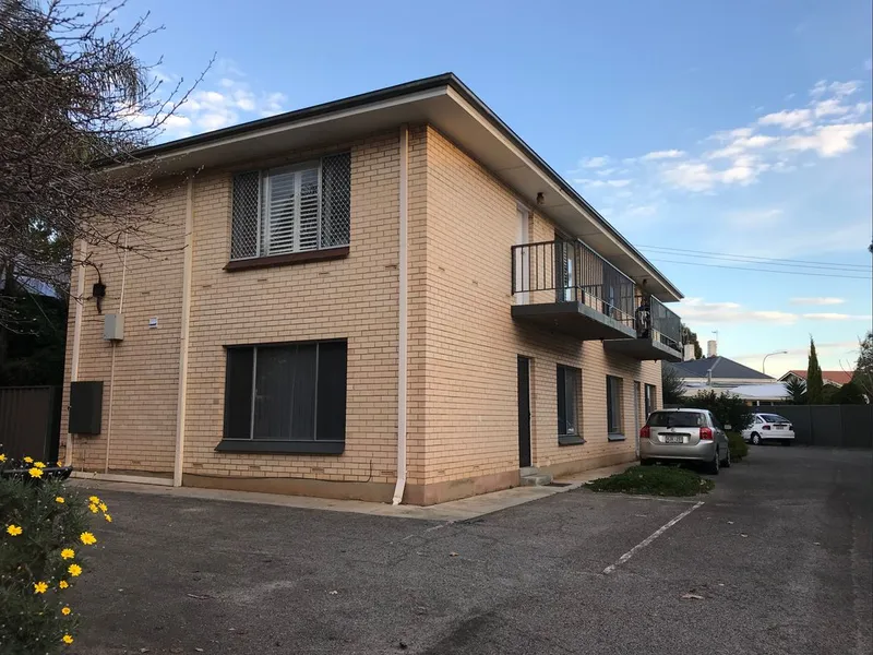 Modern Unit with Kensington Convenience!