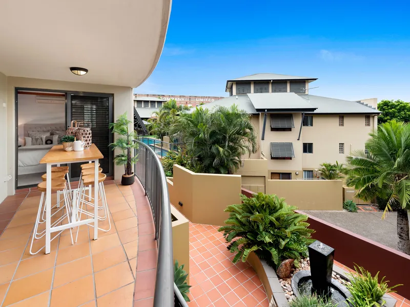 Large Entertainer, Fully Renovated, Corner Position