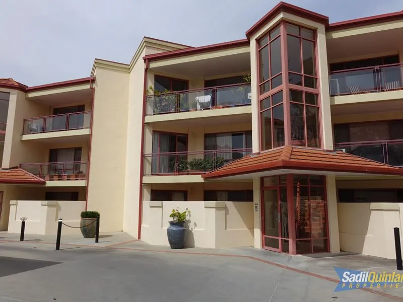 WALK TO FORESHORE AND KINGSTON - PERFECT LOCATION PLUS MORE